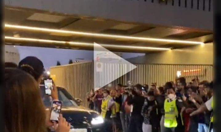 Piłkarze Barcy wyjeżdżają ze stadionu i nagle... samochód Dembele! xD [VIDEO]